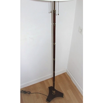 Detal mosiężnej konstrukcji lampy podłogowej z lat 60